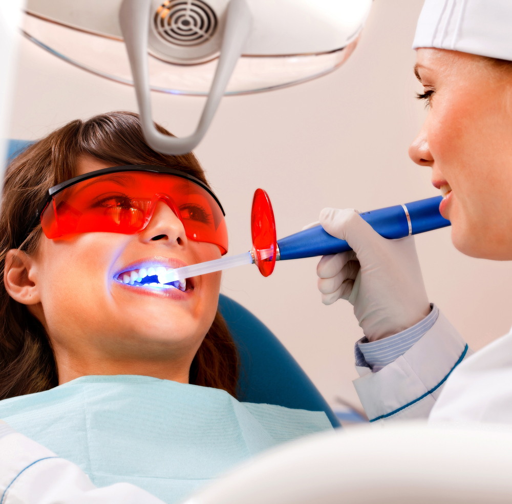 Стоматологическое отбеливание зубов. Стоматолог. Отбеливание у стоматолога. Профессиональная гигиена полости рта. Лазерное отбеливание зубов.